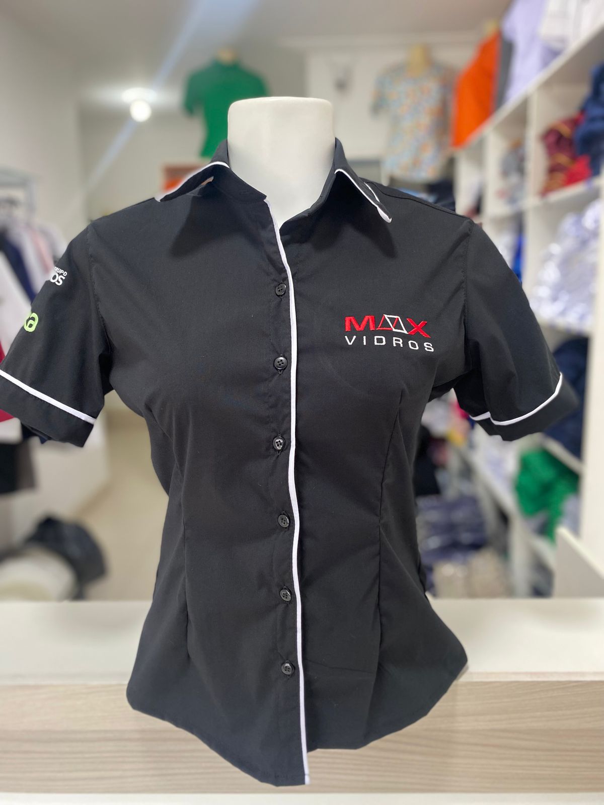 Camisa preta corporativa