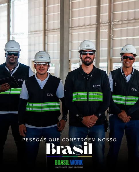 Profissional analisando uniformes corporativos