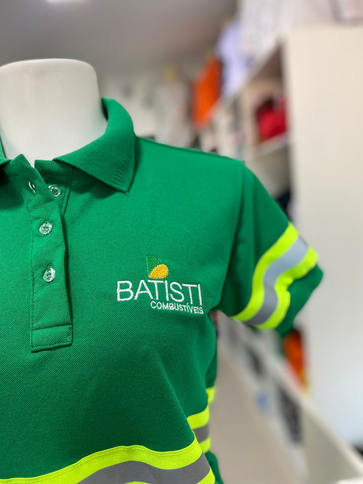 Polo verde com logo
